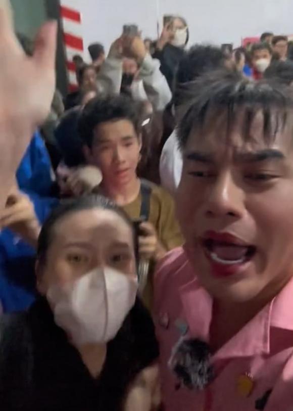 Lê Dương Bảo Lâm bất ngờ bị giật điện thoại    