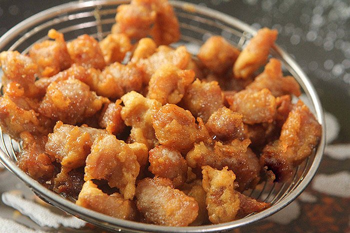 Bạn nên chiên thịt 2 lần để thịt mềm bên trong, giòn bên ngoài.