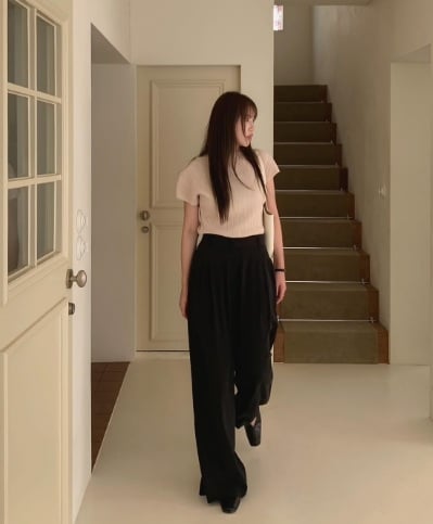 Các nàng có thể mix với áo màu trung tính, áo thun trắng, áo tank to