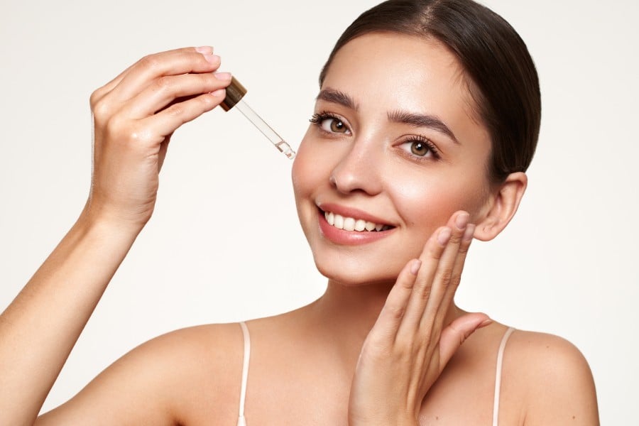 Bạn có thể dùng các đầu ngón tay massage theo chuyển động tròn, xoa nhẹ nhàng lên da khoảng 30-60 giây. 