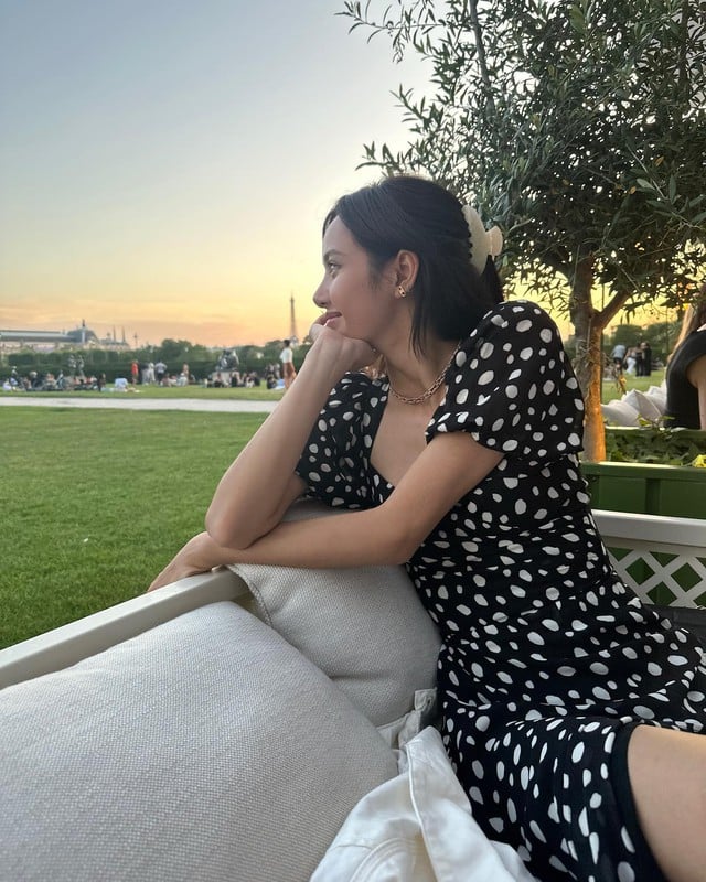 Các nàng nên ưu tiên váy chấm bi như lựa chọn của Lisa.