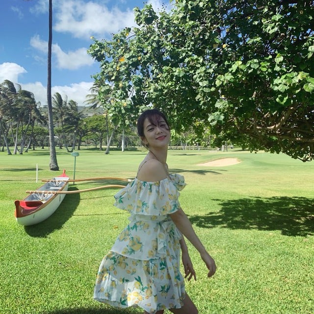 Vẻ ngoài của chị em đã trở nên tươi tắn, nổi bật nếu chọn mẫu váy như Jisoo.