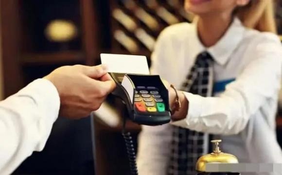 Công nghệ hiện đại ngày càng phát triển, các khách sạn cũng bắt kịp xu hướng và áp dụng nhiều phương tiện thông minh và kỹ thuật số để quản lý và phục vụ khách.    