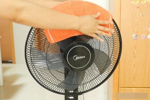 Chùm khăn lên quạt cũng giúp bạn ngủ ngon hơn