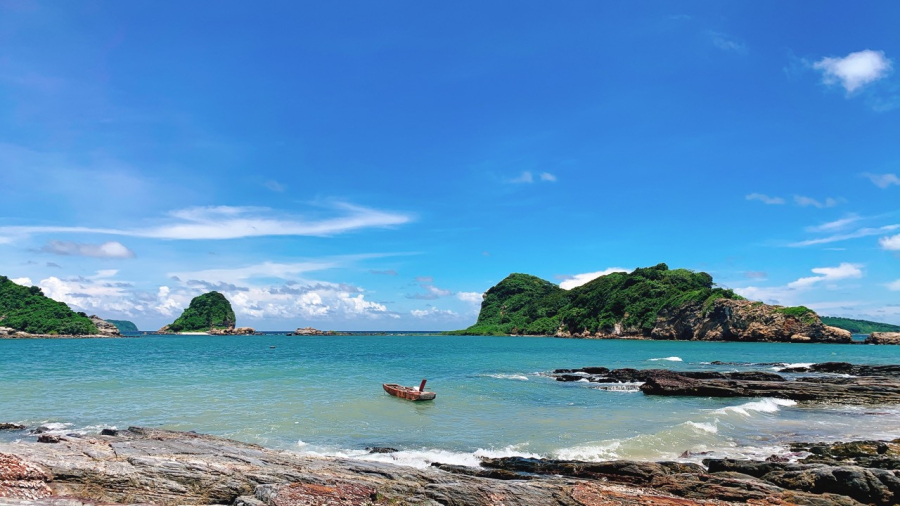 Tại đây, bạn sẽ phải tự mang lều và dựng chỗ ngủ ngay trên bãi biển