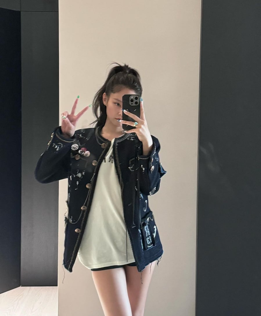 Để tạo điểm nhấn, bạn có thể linh hoạt thay đổi màu sắc và kiểu cách của các loại dây cột tóc.