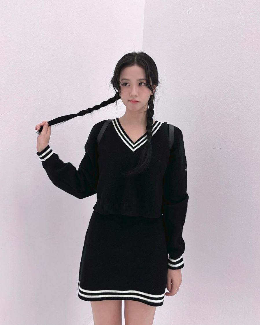 Kiểu phối hợp này làm nổi bật lên đường viền chữ V trên áo, tạo ra sự hài hòa xinh tươi.