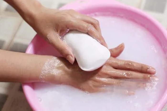 Khi bị bỏng, hãy bôi ngay một ít xà bông lên chỗ bỏng