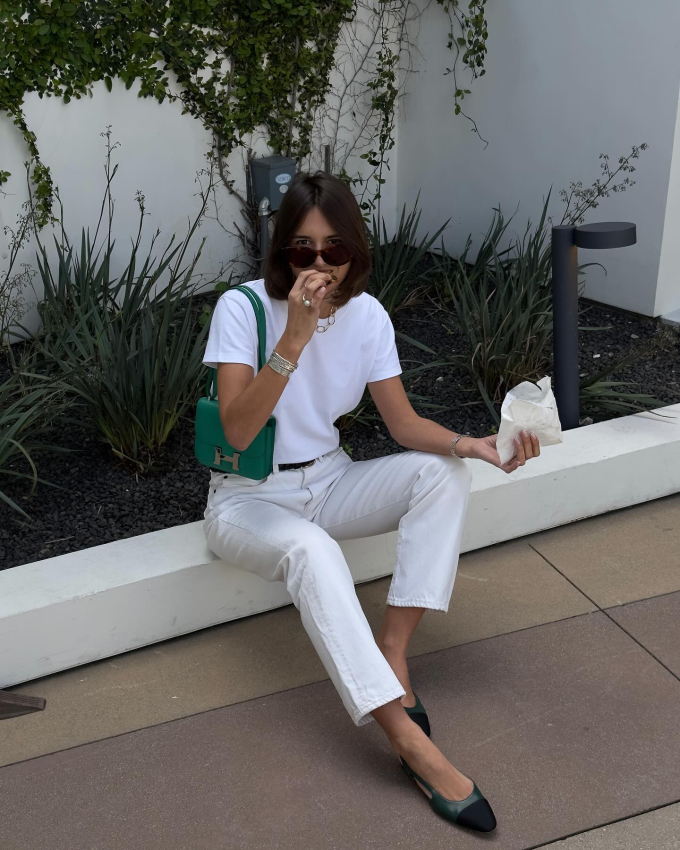 Áo thun trắng và quần jeans trắng ống đứng tạo nên bộ Shbet999 com đăng nhập chuẩn sành điệu.