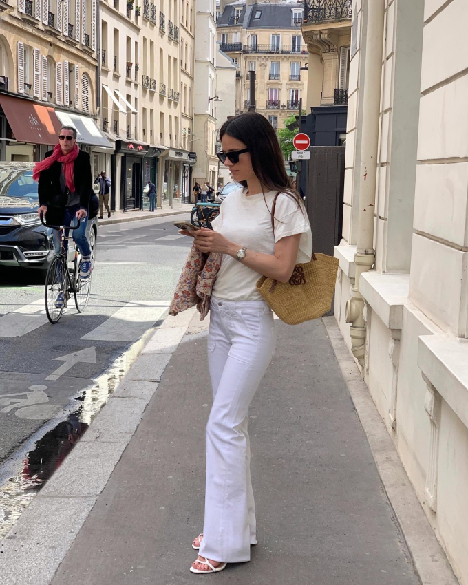 Quần jeans ống vẩy đem đến nét sang chảnh, cổ điển cho bộ đồ.