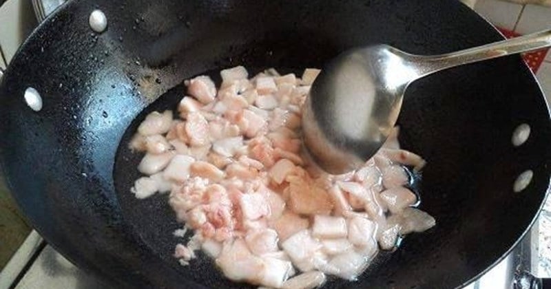  Chỉ cần mẹo này mỡ heo sẽ có màu trắng, thơm và để cả năm không bị hỏng. 
