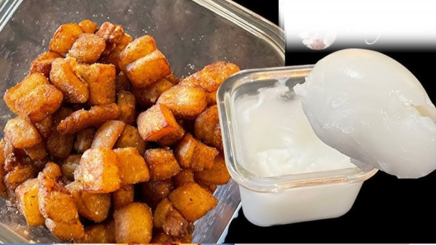 Bí quyết để mỡ nước được trắng muốt, để lâu không bị hôi cũng như khi thắng không bị bắn dầu là cần có một bát nước nhỏ.