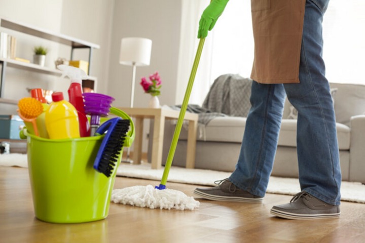 Sử dụng nước đã để lâu hoặc không thay nước thường xuyên trong quá trình lau nhà khiến nước trở nên bẩn và chứa vi khuẩn, dẫn đến mùi tanh.    