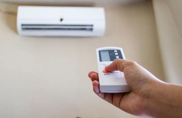 Chuyên gia cũng khuyên rằng, có nhiều cách khác nhau để giảm nhiệt trong mùa hè mà không cần phải phụ thuộc quá nhiều vào điều hòa.    