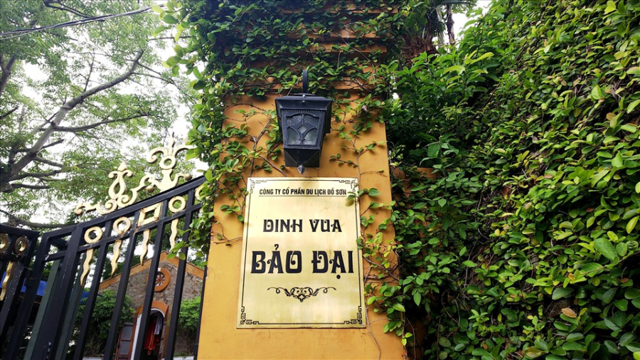 Dinh thự Bảo Đại, còn được biết đến với tên gọi lầu Bảo Đại, là một công trình kiến trúc nổi bật nằm trên đồi Vung, thuộc khu 2 Đồ Sơn, phường Vạn Hưng, quận Đồ Sơn, thành phố Hải Phòng