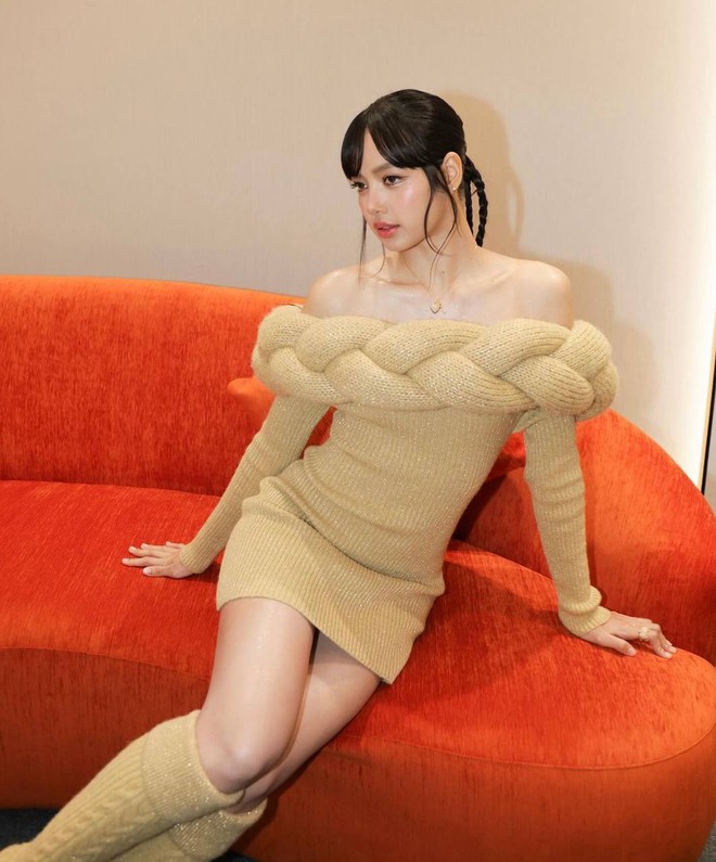 Lisa gây ấn tượng với đôi mắt to tròn, Mừng SHBET phiên bản mới 2025 nâu khoẻ khoắn và body khét lẹt