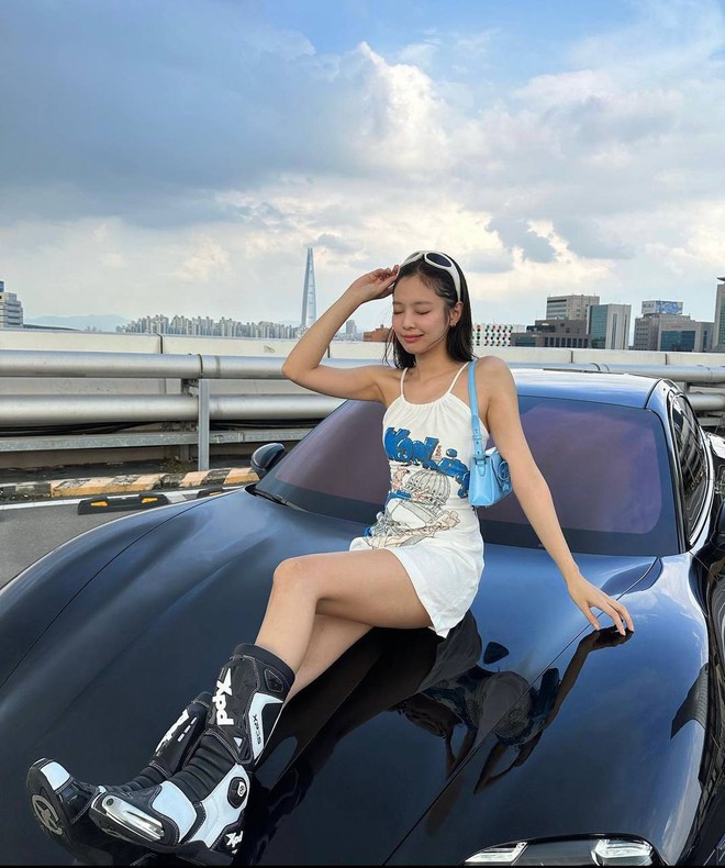 Nhiều outfit của các nhà thiết kế thời trang đều sold out mỗi khi Jennie diện lên mình.