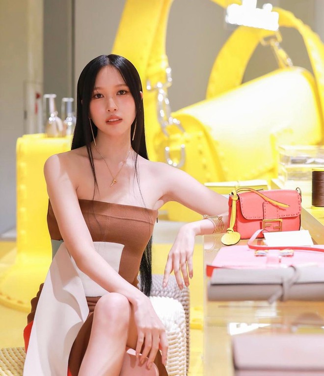Cô gây ấn tượng với hình ảnh cô tiểu thư quyến rũ với loạt đồ gợi cảm và phong cách.