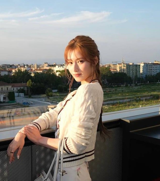 Mina vẫn thường xuyên trở thành đề tài bàn tán nhờ khí chất đài các