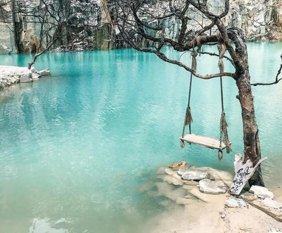 Cách Đà Lạt khoảng 30 km, Tuyệt Tình Cốc thực chất là một điểm du lịch tự phát, nằm trong khu vực khai thác đá của địa phương đã ngừng hoạt động từ lâu