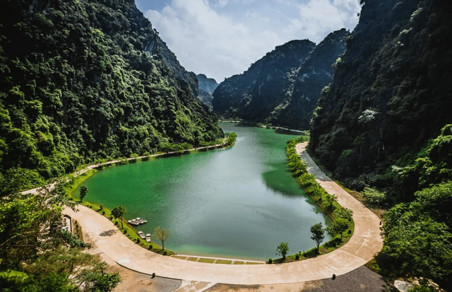 Tuyệt tình cốc Ninh Bình là một điểm đến du lịch nổi bật, được ví như một 