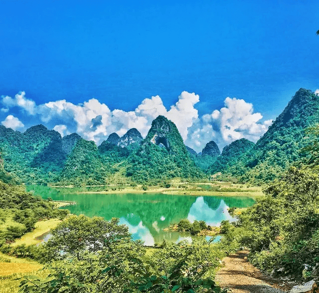 Tuyệt Tình Cốc ở Cao Bằng sở hữu vẻ đẹp hoang sơ, mỹ miều, được bao quanh bởi những dãy núi rừng trùng điệp