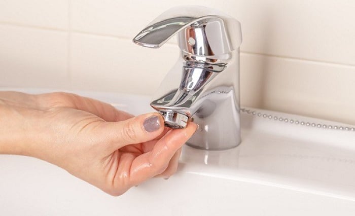 Nếu nguồn nước trong nhà bị tắc, không chảy hoặc bị rò rỉ thì đây được coi là điềm xui rủi