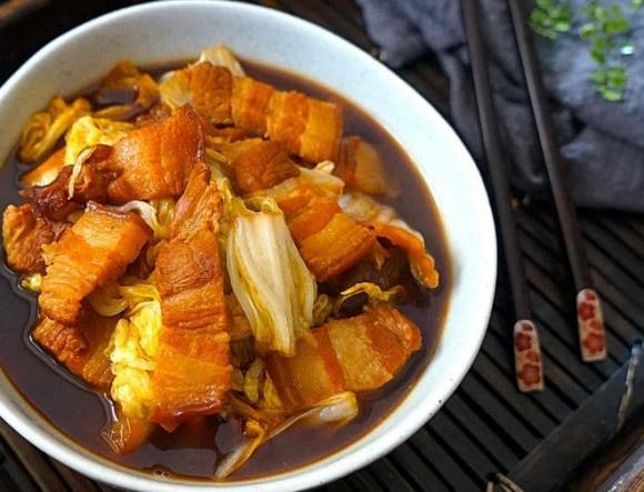 Món ăn này gồm có thịt ba chỉ, cải thảo, miến khoai lang, hành lá, gừng, rau mùi, quế, lá nguyệt quế, hoa hồi, táo gai khô, muối, đường phèn, bột nêm và dầu ăn.