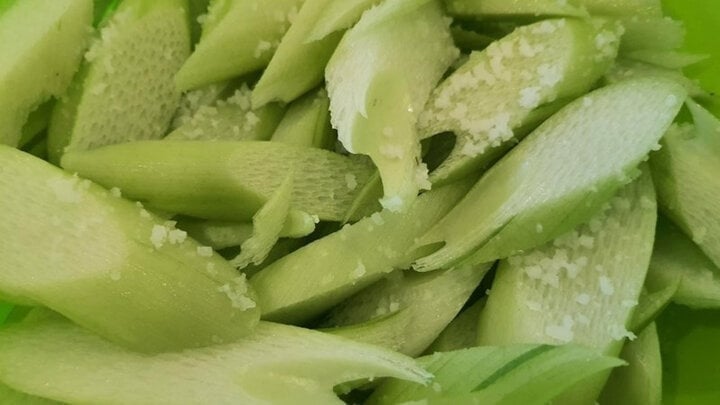 Để chuẩn bị canh dọc mùng ngon và không gây ngứa, quá trình sơ chế nguyên liệu là bước rất quan trọng.    