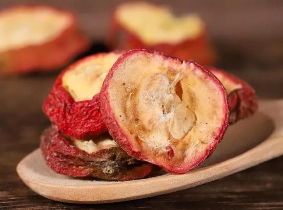 Táo gai khô là một loại thực phẩm giàu protein, chất xơ không hòa tan, canxi, phốt pho và kali.