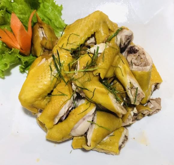Sau đó, đổ ra bát. Lúc này, muối chấm sẽ có độ sánh đặc vừa phải.    