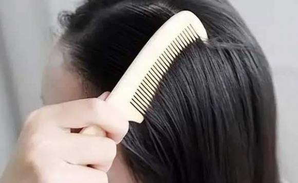 Nếu bạn rụng nhiều tóc mỗi khi chải hoặc dùng tay chạm vào, có thể nguyên nhân liên quan đến các bệnh lý như rối loạn hệ miễn dịch hay hệ nội tiết. 