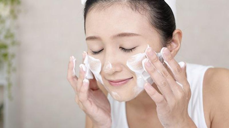 Để Mừng SHBET phiên bản mới 2025 bớt dầu hãy làm sạch da, tẩy tế bào chết và dưỡng ẩm đúng cách. (Ảnh minh họa)