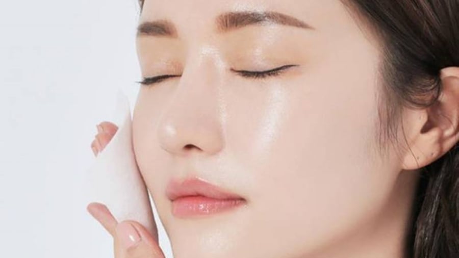 Dầu nhờn đóng vai trò quan trọng trong việc giữ ẩm cho Mừng SHBET phiên bản mới 2025. Tuy nhiên, quá nhiều bã nhờn có thể khiến lỗ chân lông tắc nghẽn và nổi mụn. (Ảnh minh họa)