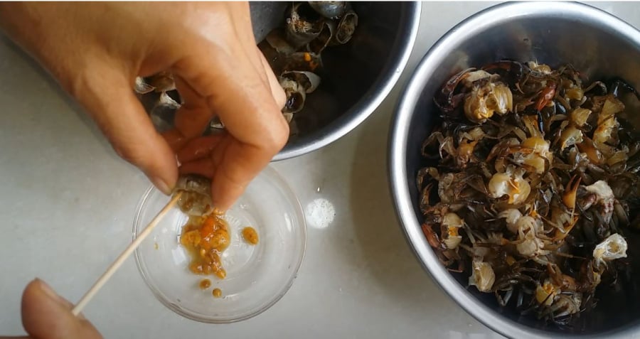 Phần gạch ở mai cua sẽ được lấy ra để riêng và cho vào nồi sau cùng để tạo màu sắc đẹp mắt, hương vị béo ngậy cho món canh cua.