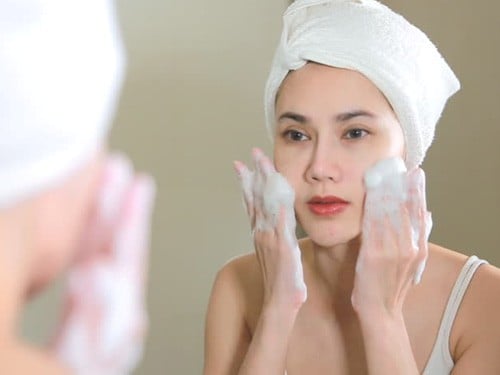 Với độ mềm mại của lớp bọt sữa rửa mặt, lớp bọt này sẽ bao phủ trên da một cách nhẹ nhàng.