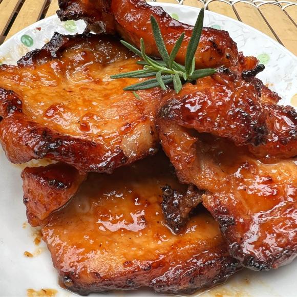 Trộn đều hỗn hợp này rồi quét lên thịt khi nướng để miếng thịt trở nên đậm vị, đẹp mắt hấp dẫn hơn