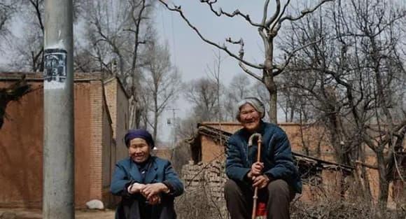 Ngược lại, phụ nữ mang nhiều âm khí, thuộc ngũ hành là thủy, lại 