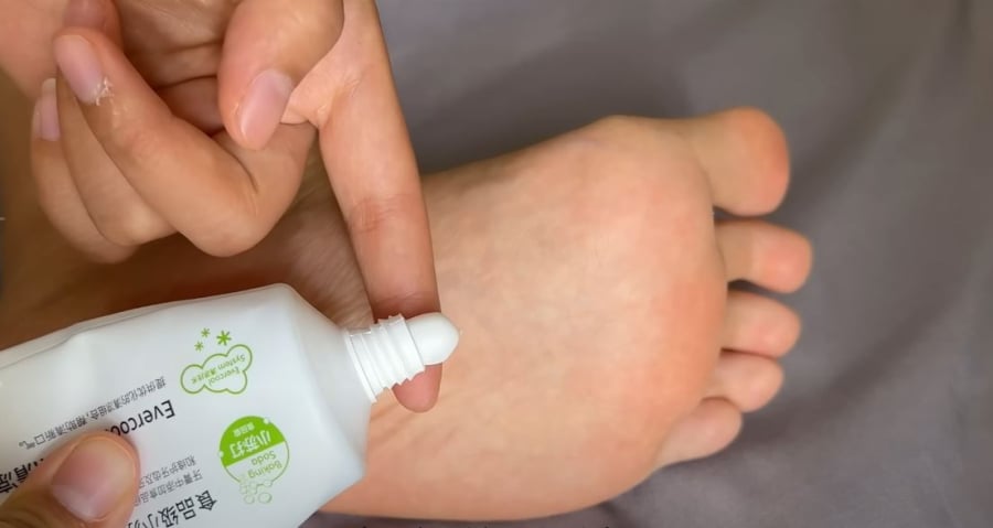Bôi kem đánh răng vào lòng bàn chân sẽ giúp bạn nhanh chóng giải quyết được vấn đề mùi hôi chân.
