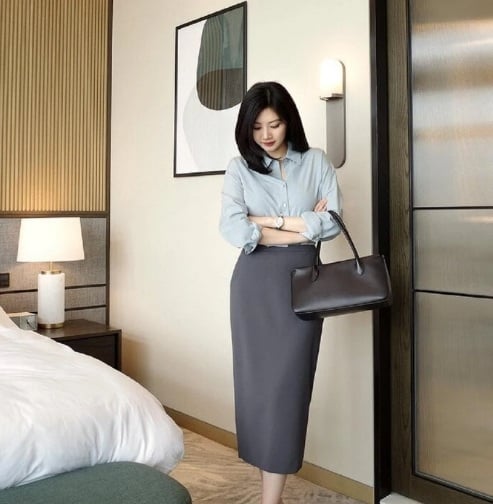 Nếu vẫn muốn gắn bó với những chiếc chân váy bút chì tối màu, bạn hãy làm mới set đồ bằng cách mix cùng áo sơ mi gam màu pastel thời thượng.    