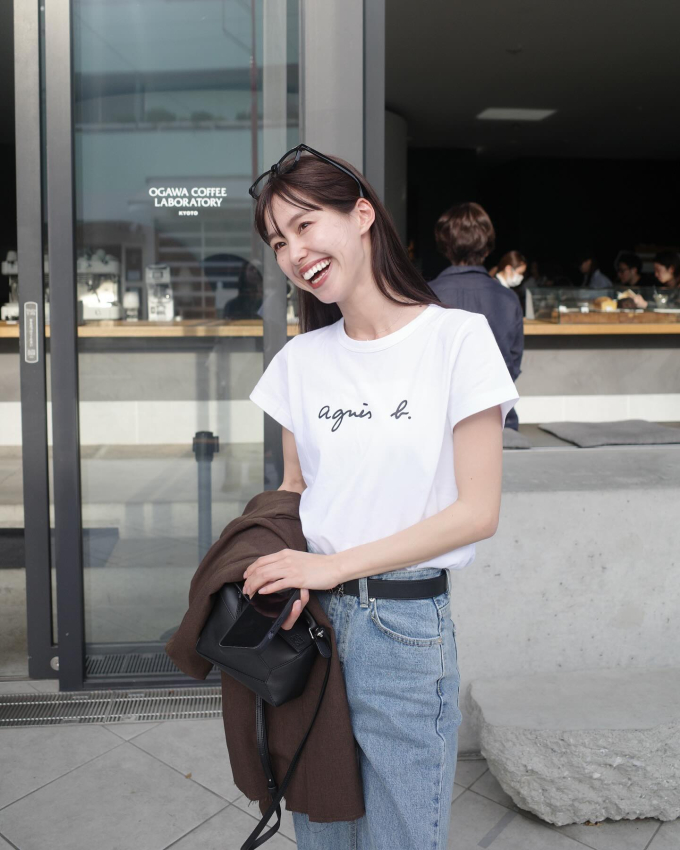 Áo thun trắng và quần jeans mang đến sự trẻ trung, tươi mới nhưng vẫn rất thanh lịch.