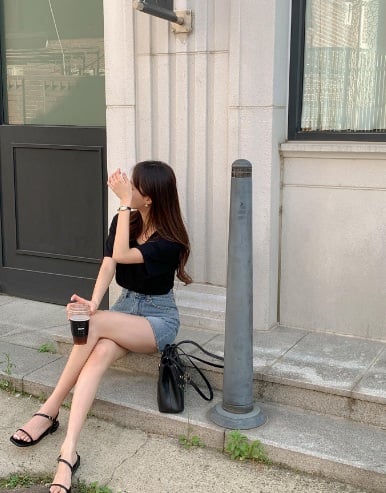 Áo trơn màu nhã nhặn đảm bảo sẽ là món đồ đáng sắm nhất.