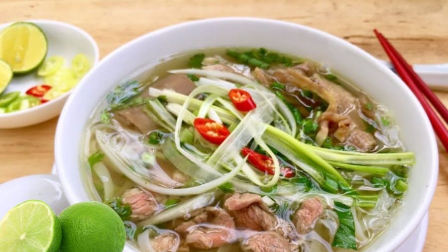 Ăn phở thêm chanh không chỉ giúp gia tăng hương vị món ăn còn mang lại giá trị sức khỏe
