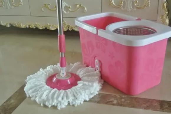 Sau nửa giờ, lấy cây lau nhà ra và rửa lại bằng nước sạch, bạn sẽ thấy chúng không chỉ rất sạch mà còn hết mùi hôi, thậm chí có mùi thơm nhẹ.