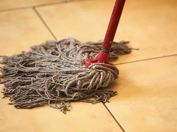 Tình trạng cây lau nhà bẩn và có mùi hôi là vấn đề phổ biến. Chỉ dùng nước sạch thôi là chưa đủ.