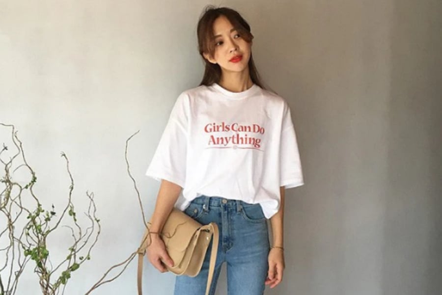Áo phông và quần jeans đơn giản mà còn dễ mặc, bạn có thể chọn một chiếc áo phông kết hợp cùng quần jeans trơn hay jeans rách.