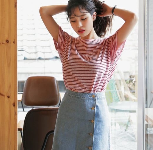 Set đồ cùng áo phông kẻ ngang và chân váy jeans sẽ giúp bạn trông trẻ trung và năng động hơn.