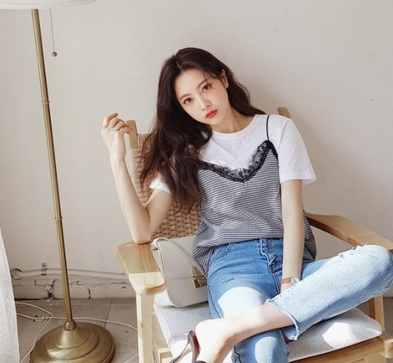 Những chiếc áo hai dây có thể mix cùng áo phông đầy cá tính và phong cách.