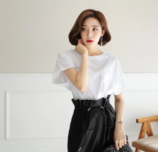 Chân váy cạp cao mix cùng áo phông trắng chưa bao giờ là sự lựa chọn lỗi mốt