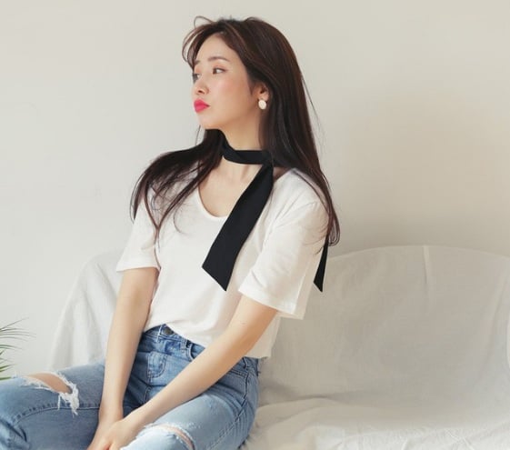 Nếu sợ áo phông trắng và quần jeans rách có phần hơi tẻ nhạt, các nàng có thể thêm chiếc khăn làm điểm nhấn.     